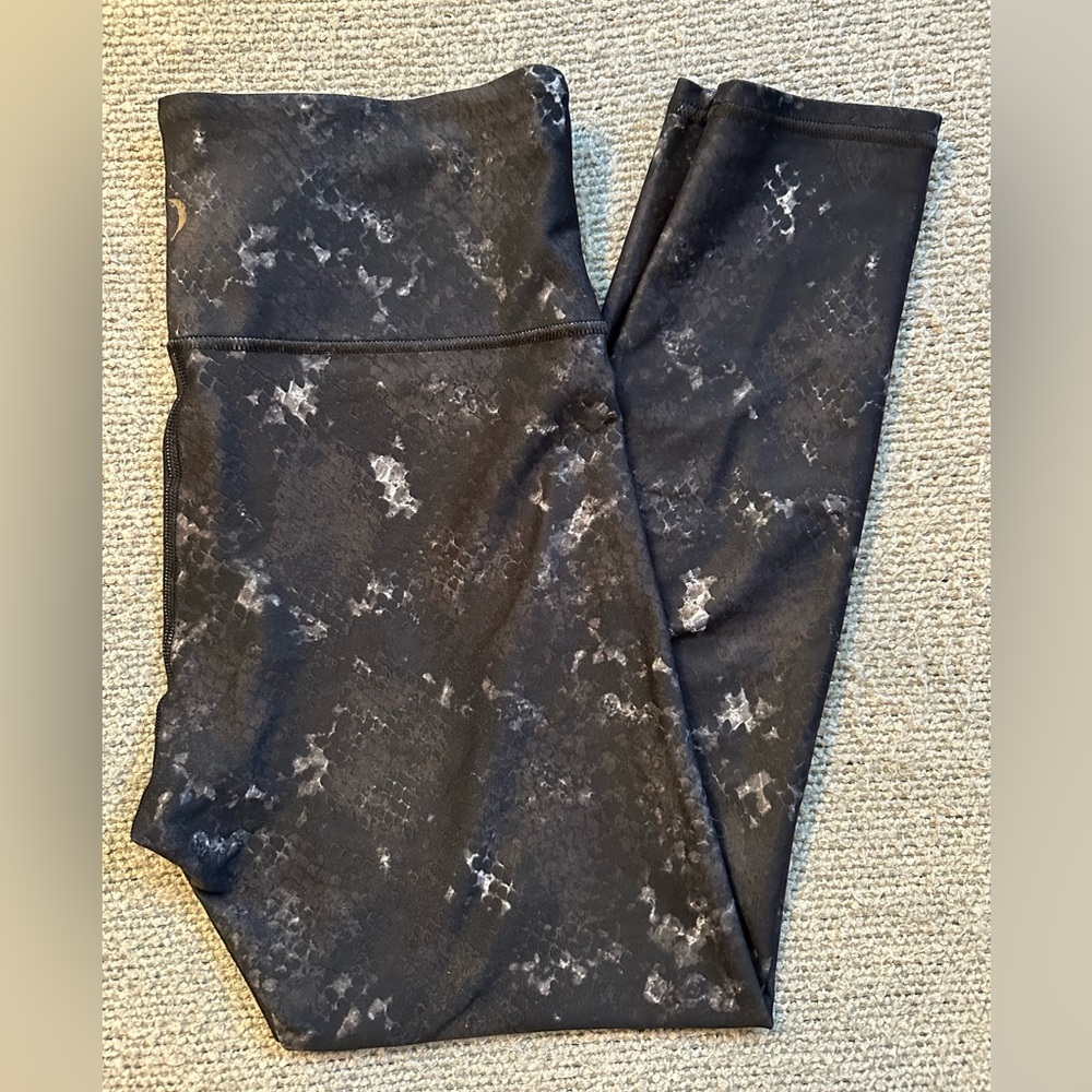 Jessica Simpson Active Leggings XL Black Gray Snake Print Pilates Cropped Sport